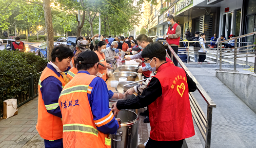 在志愿服務(wù)中踐行國(guó)企擔(dān)當(dāng)，鄭州城發(fā)集團(tuán)組織愛心送粥活動(dòng)