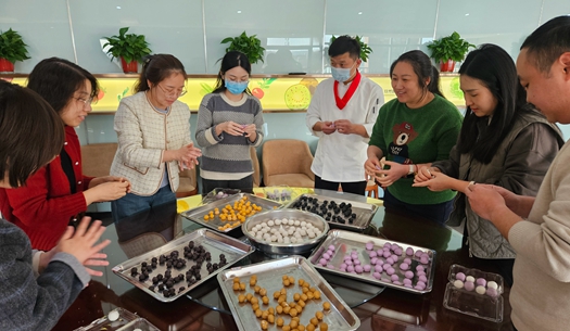 滾湯圓、猜燈謎、制花燈~~元宵節(jié)就要這樣過